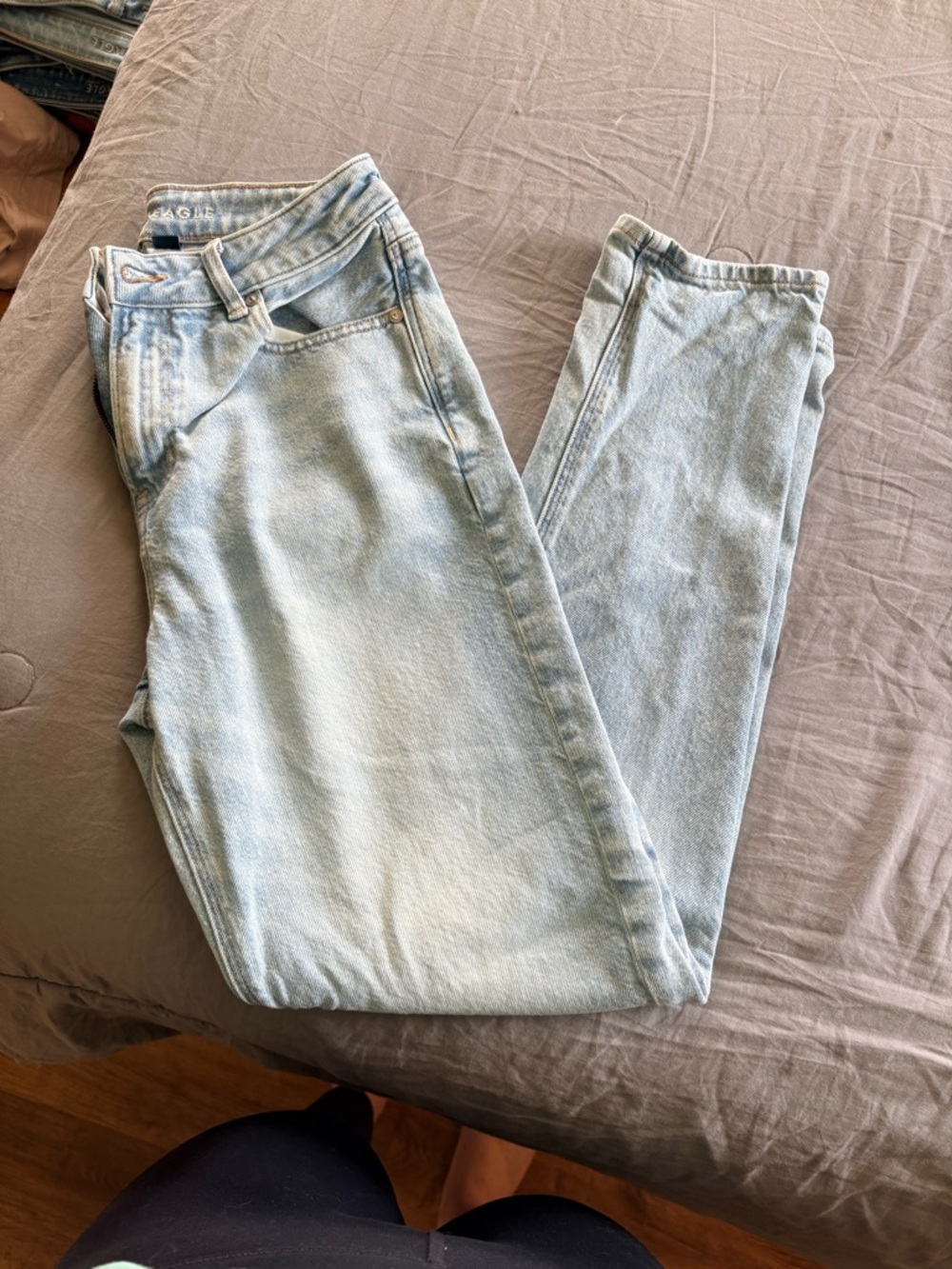 American Eagle Outfitters Light Wash Strigid Mom Jeans